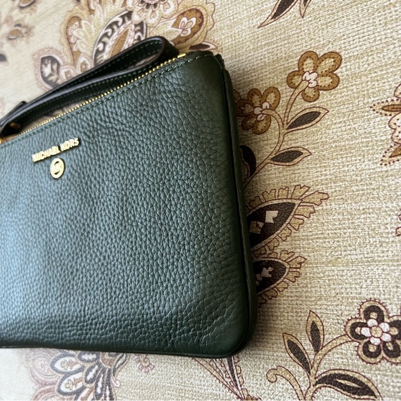 MICHAEL KORS Jet Set Charm Medium Moss Leather Detachable Strap Wristlet - Picture 7 of 11